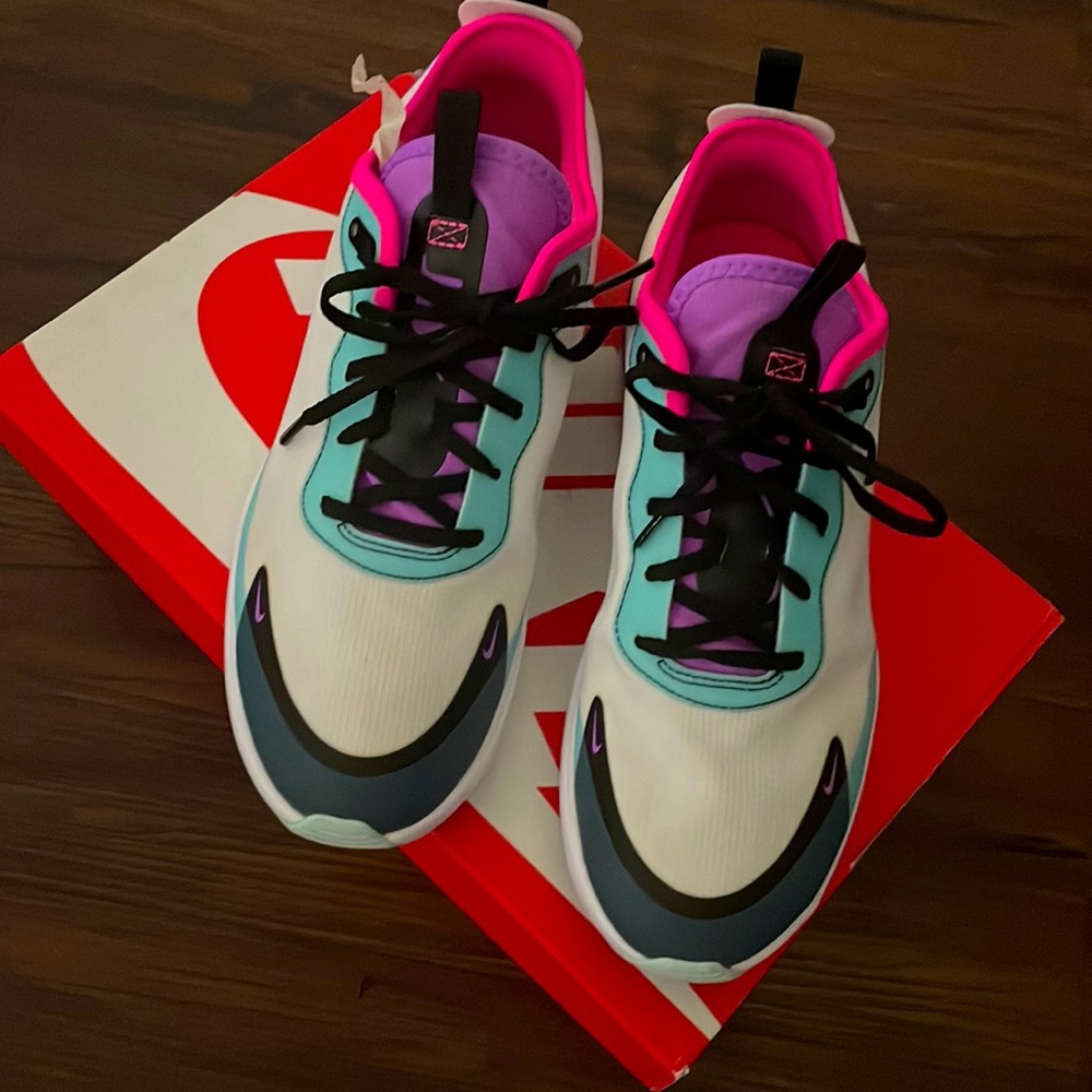 Nike Air Max Dia - Perfect tennis shoe! Gently used. Size 8